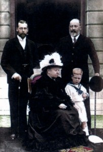 Четыре поколения королевской семьи: принц Георг, герцог Йоркский; Виктория, королева Великобритании; Альберт Эдуард, принц Уэльский, и Эдвард, принц Йоркский (на переднем плане). 1898 г.