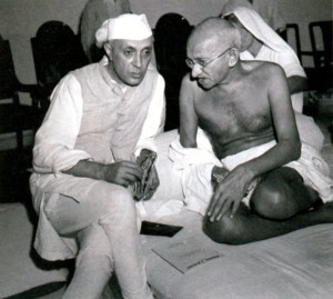 Джавахарлал Неру беседует с Махатмой Ганди. 1942 г.