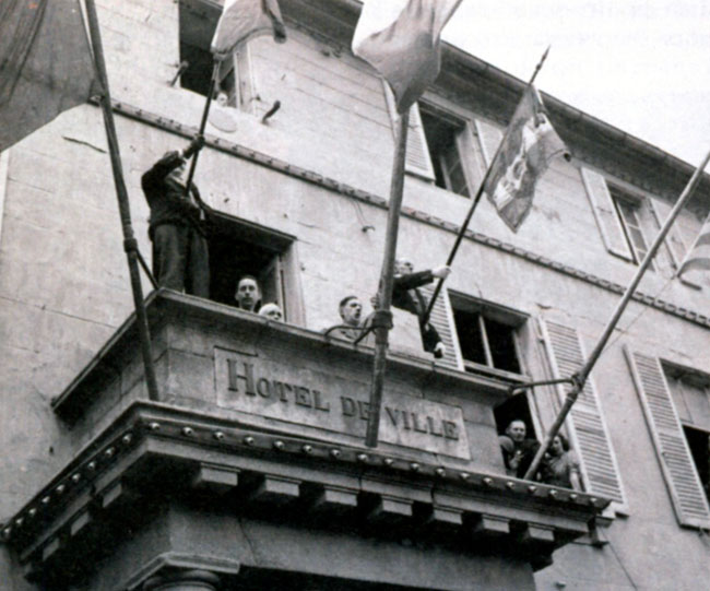 Генерал Шарль де Голль выступает перед народом освобожденного Шербура с балкона мэрии. Август 1944 г.