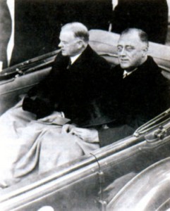 Франклин Делано Рузвельт и 31-й Президент США Герберт Гувер в кабриолете на пути в Капитолий во время инаугурации Рузвельта. 4 марта 1933 г.