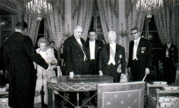 Встреча в немецком посольстве в Париже. Де Галль (слева в центре) и Президент ФРГ Генрих Любке (справа). 1968 г.