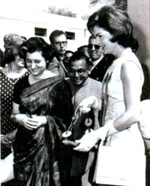 Жаклин Кеннеди во время своего визита в Дели с Индирой Ганди. 1962 г.