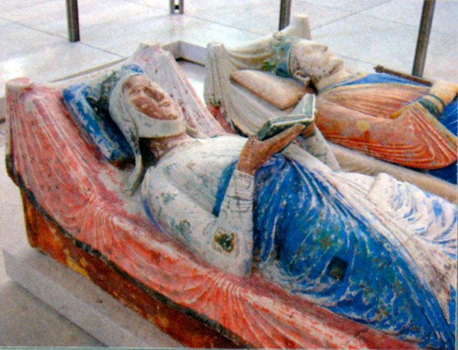 Надгробия Элеоноры Аквитанской и Генриха II Плантагенета в аббатстве Фонтевро (Франция)