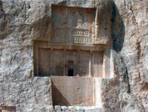 Гробница Дария I в скалах Накше- Рустам