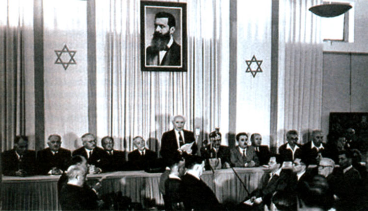 Давид Бен-Гурион провозглашает независимость Израиля под портретом Теодора Герцля. 14 мая 1948 г.
