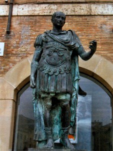 Статуя Юлия Цезаря в Римини