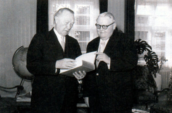 Аденуар и Эрхард. Фото Федерального архива Германии. 1956 г.
