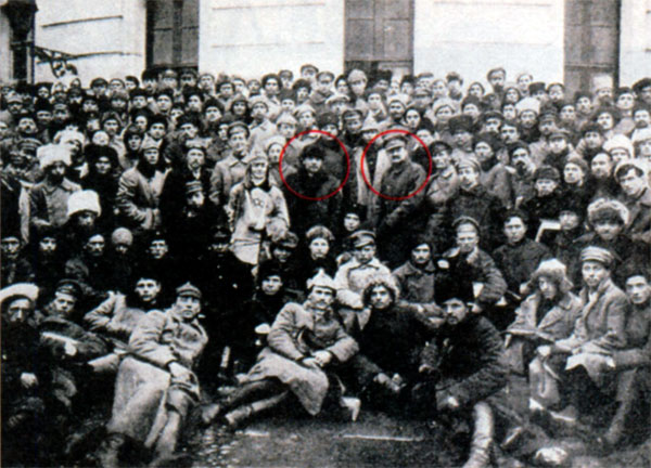 Ленин и Троцкий с солдатами Красной армии в Петрограде. 1921 г.